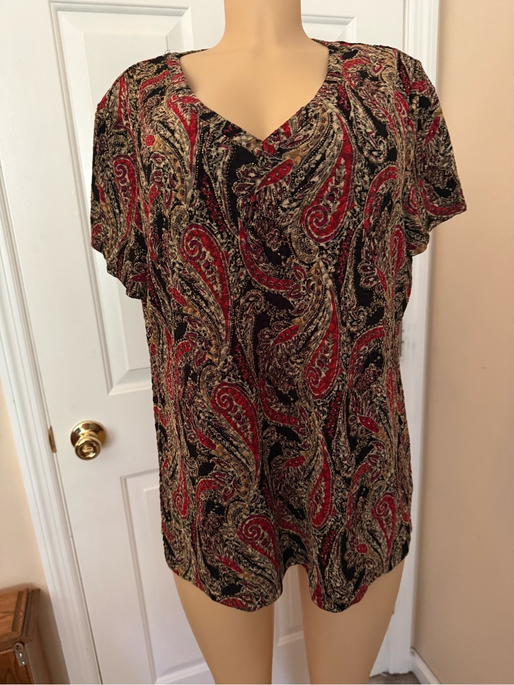 White Stag Short Sleeve V-Neck Paisley Top in Black, Red and Gold